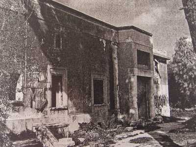 L�idea era quella di demolire l�edificio, cosa che per� non avvenne. Cos� la dimora fu presa in possesso dai giovani triggianesi che, soprattutto negli anni 90, ne fecero un luogo di ritrovo e di rifugio